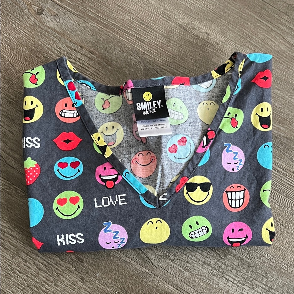 Smiley World Graphic scrub Top S